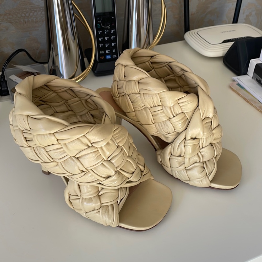 Worn 3 times ; almost brand new condition Bottega Veneta size 36